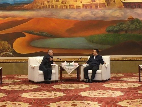 康仁健省長與張平理事長洽談.jpg