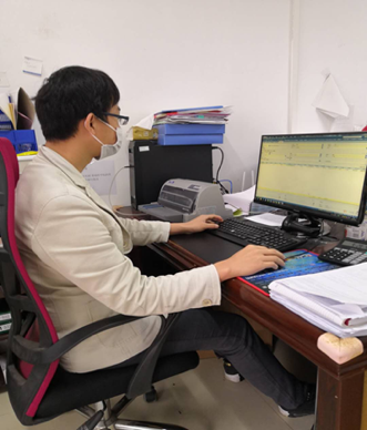 圖為李三林同志開展現(xiàn)場值班 .png