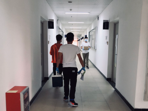 上周剛返校的老師實(shí)驗(yàn)室急需手套，上圖為老師剛從喀斯瑪廣醫(yī)倉儲(chǔ)領(lǐng)取兩盒手套，喀斯瑪工作人員隨老師去辦公室下單并配送 .png