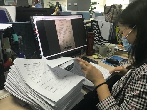 核對公司合同，過程枯燥卻沒有半分的大意.jpg